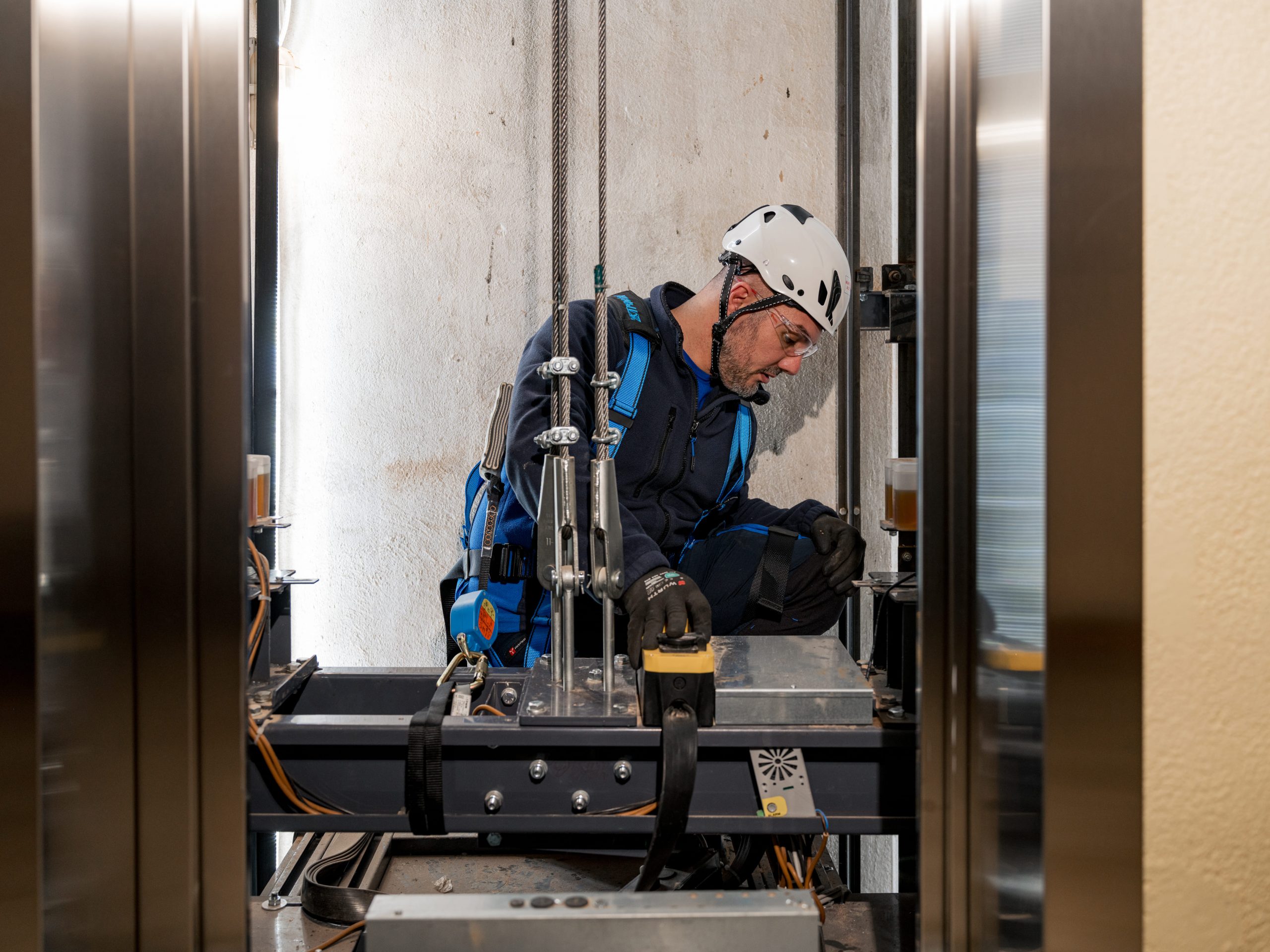 tecnico Maribo sima ascensori con DPI al lavoro