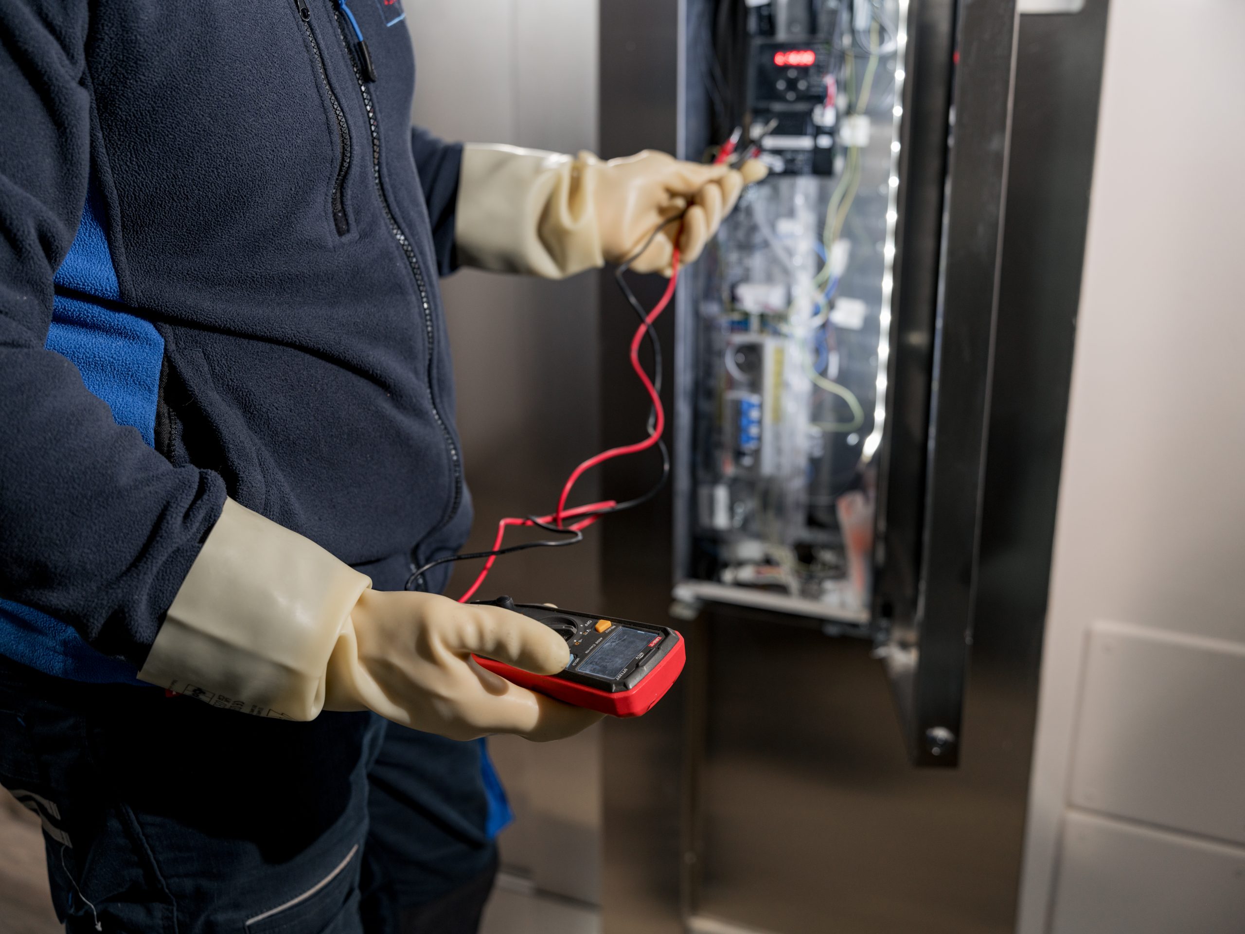 Tecnico ascensori con tester
